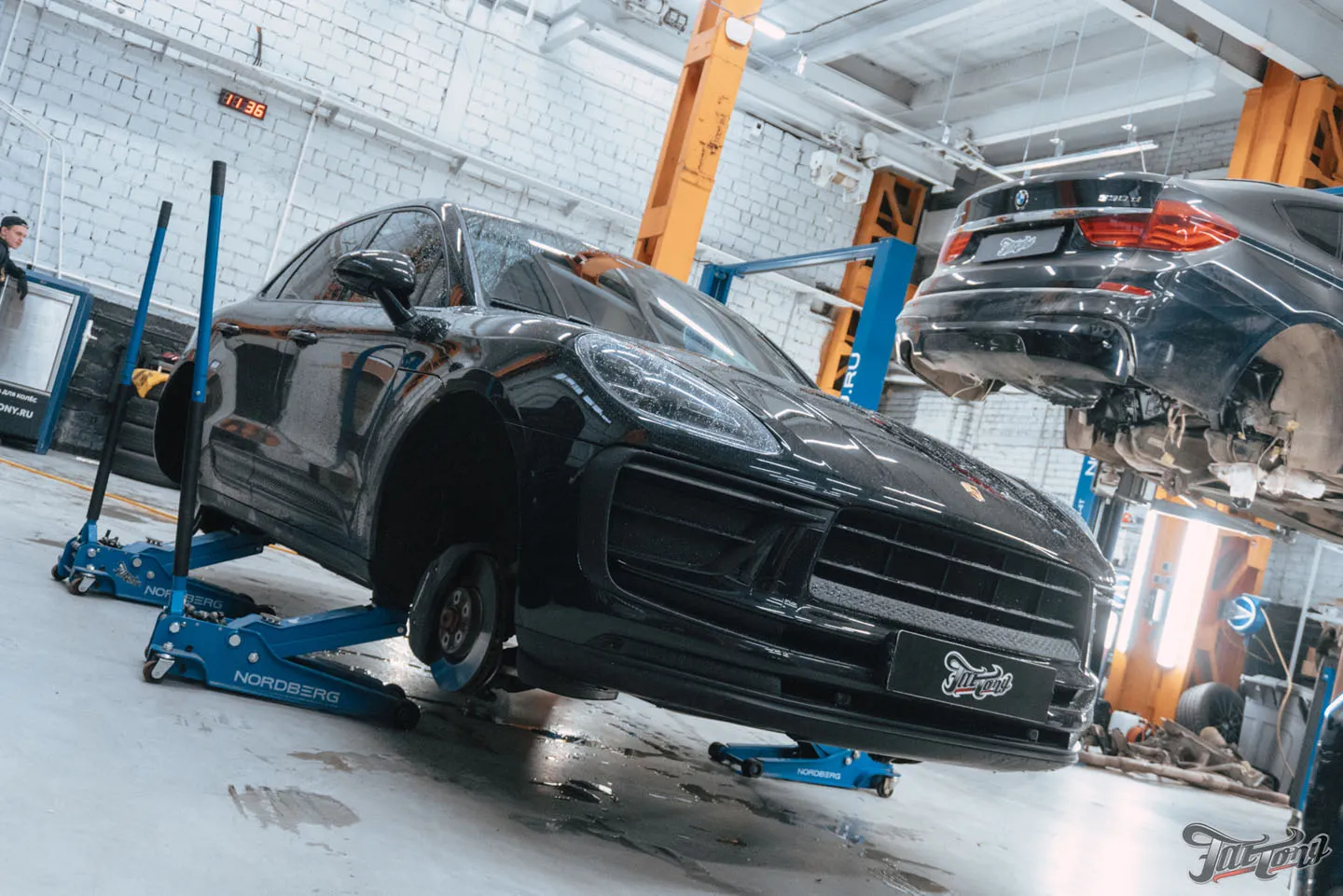 Фирменный Шиномонтаж на вибростенде на стендах Hunter для Porsche Macan